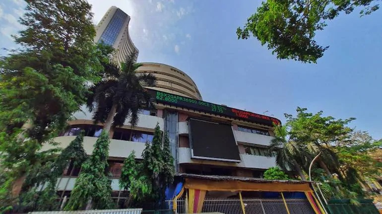 The Indian equity indices settled the session with slight gain on Thursday, continuing the rally for the fourth consecutive day.